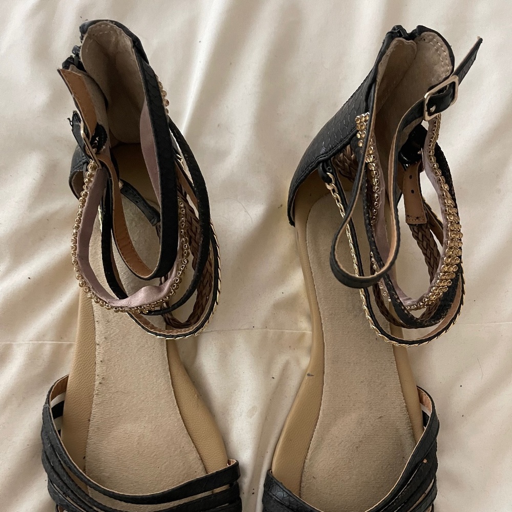 Aldo Sandal with ankle chain defail